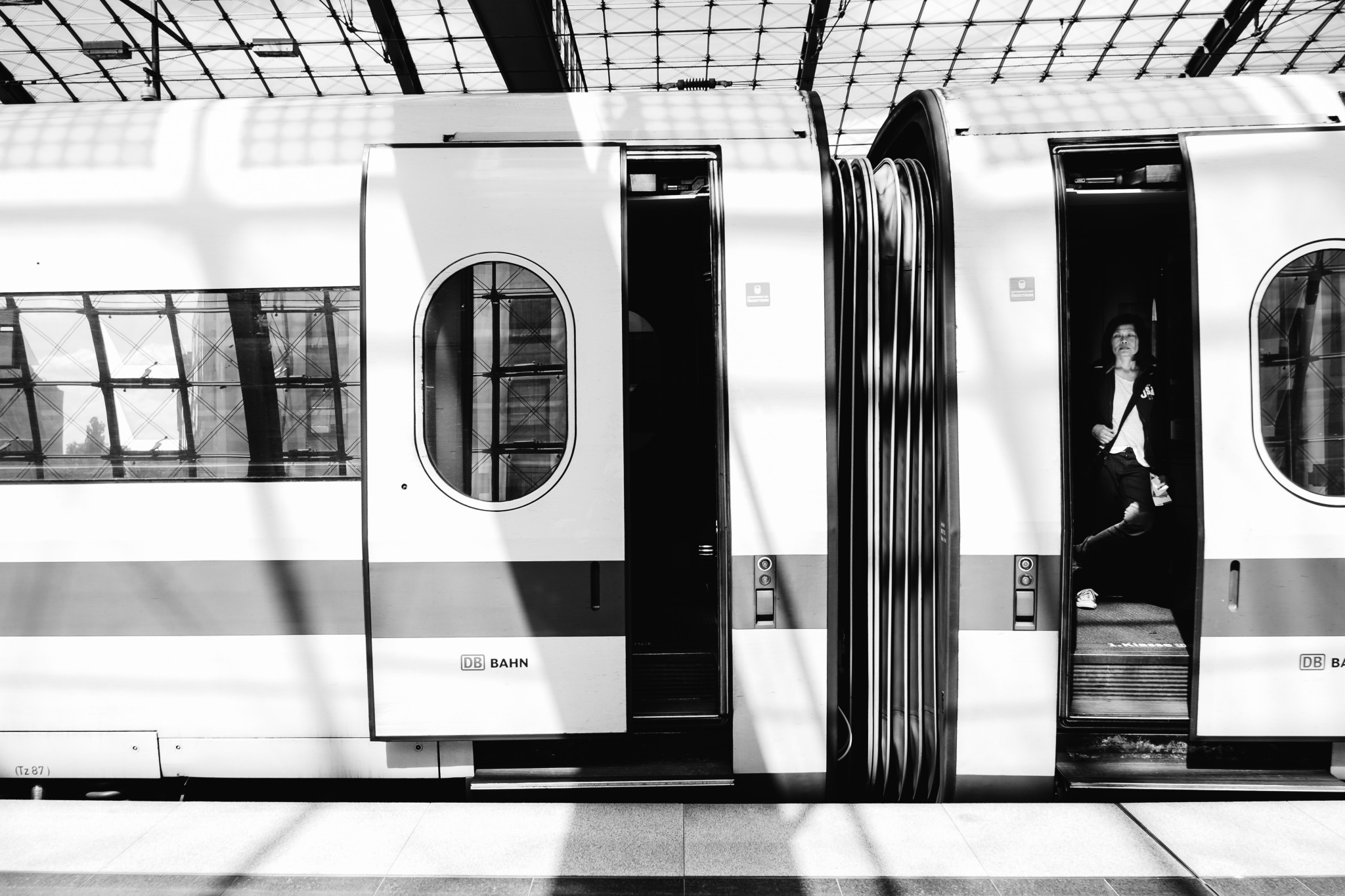 Streetphotography, Berlin Hauptbahnhof in Schwarz-Weiß