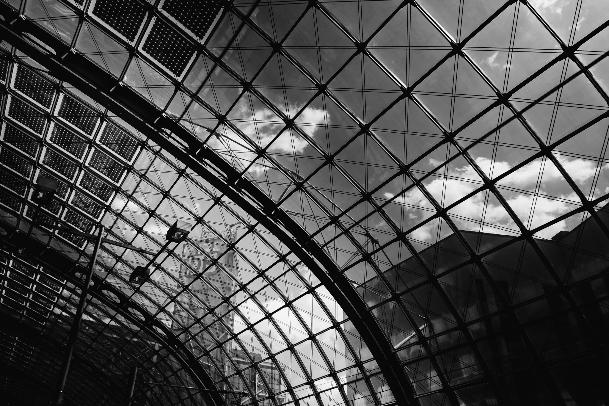 Architektur, Berlin Hauptbahnhof in Schwarz-Weiß