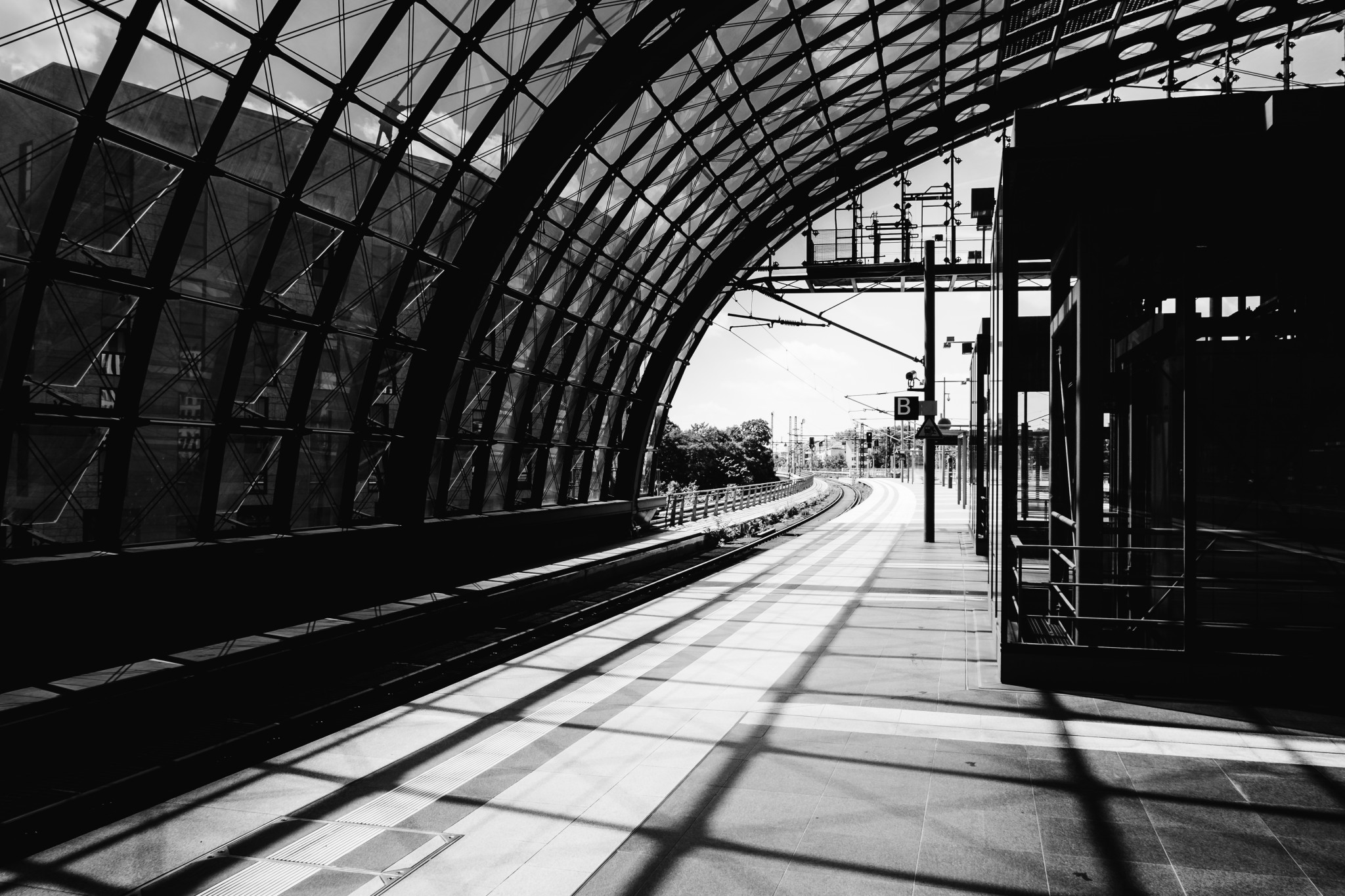 Architektur, Berlin Hauptbahnhof in Schwarz-Weiß